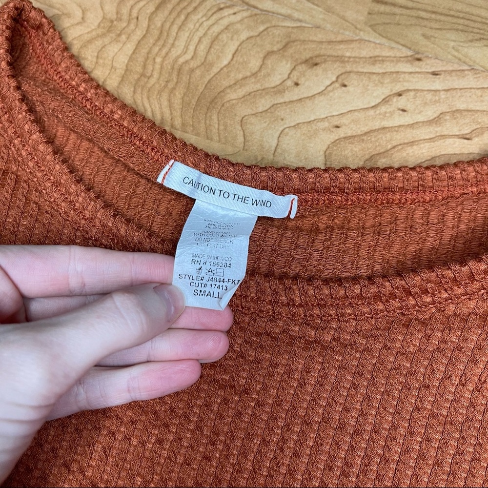 Caution to the Wind Women’s Burnt Orange Waffle Knit Front Tie Sweater Small - Picture 6 of 6
